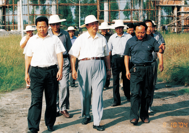 2004年8月10日，省政协主席王生铁在市委书记刘雪荣的陪同下视察聚丙烯工程建设